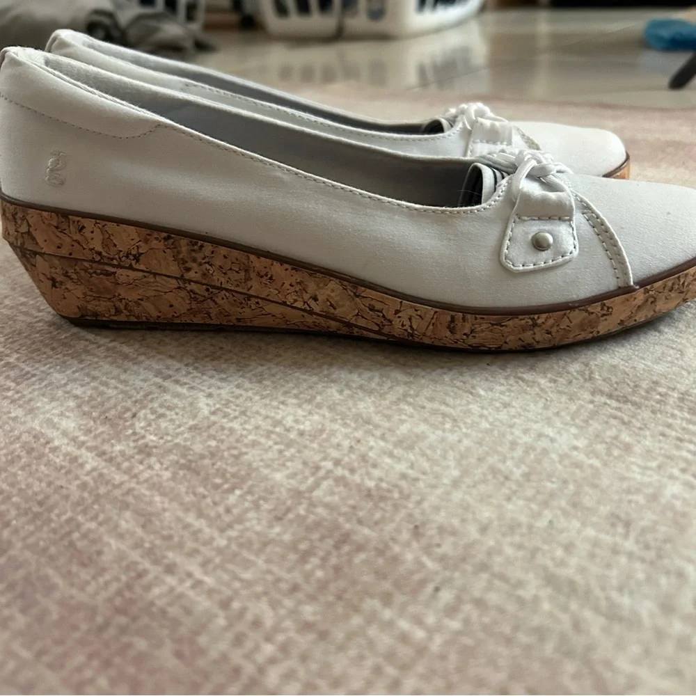 Grasshoppers White Flats with‎ Decorative Bows 6.5